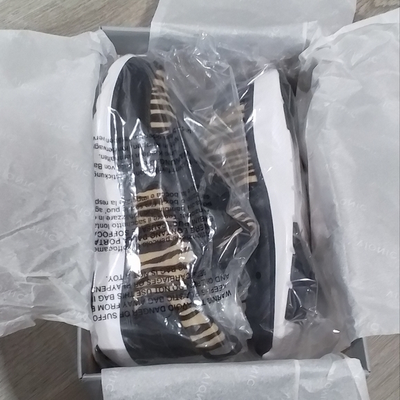 Vionic Women's Sneakers NEW IN BOX - Picture 2 of 6